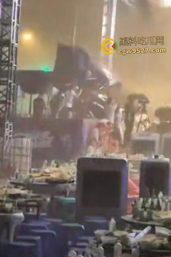 四川绵竹【庄心妍】演唱会舞台坍塌惨剧！铁架子如死神降临砸死2人，场内人就像蚂蚁一样逃窜！  第8张