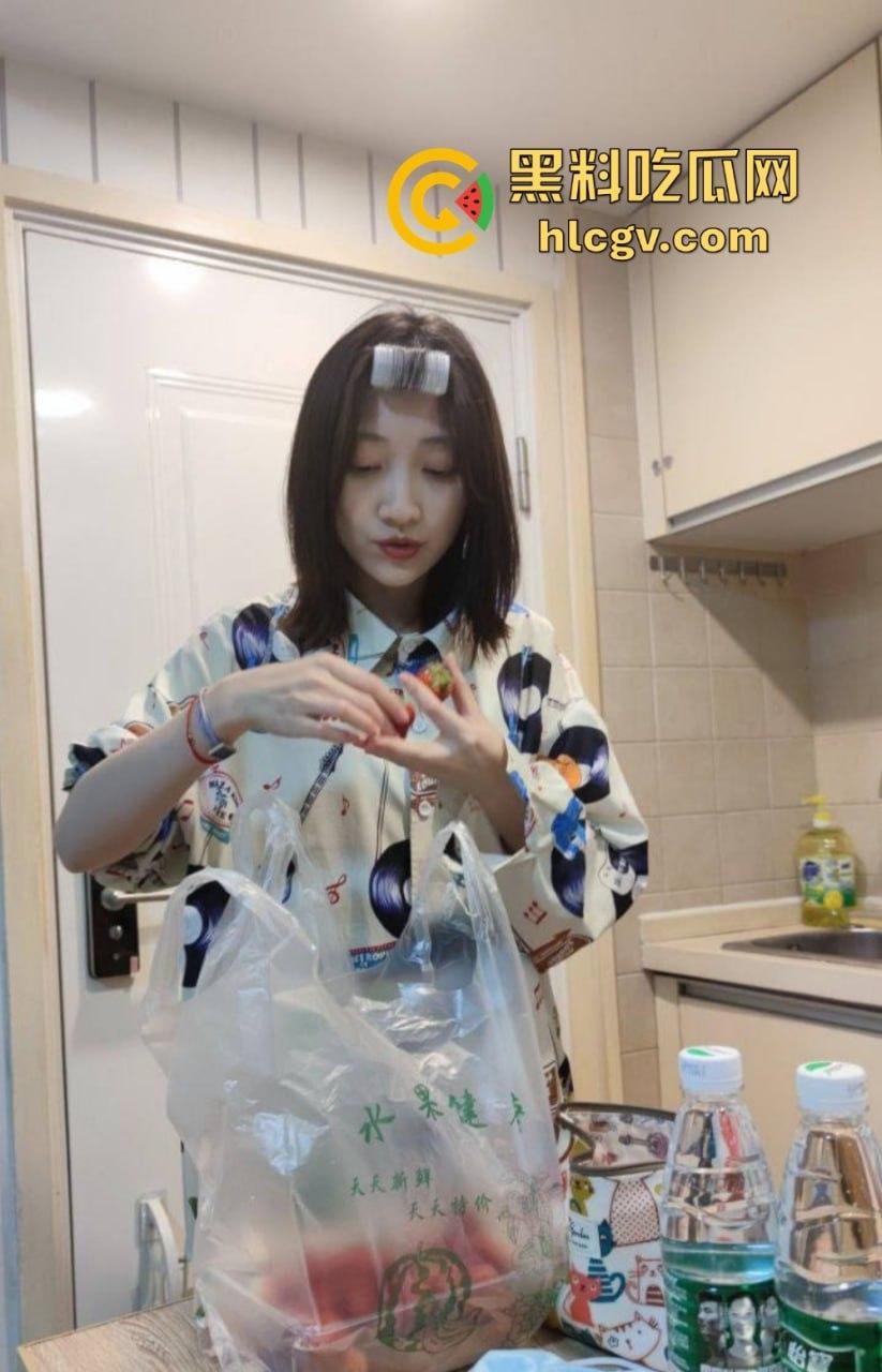 海归杭州情侣全套流出！【宋如依】表面清纯实则骚，连拍照都少不了被爆插的肥臀！  第10张