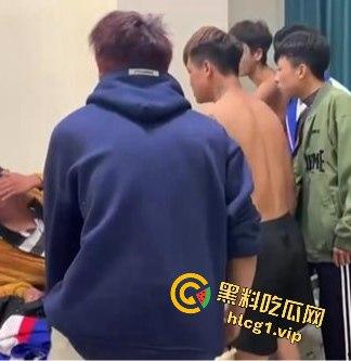 四川凉山纹身精神小伙持酒瓶钢管狠揍同学，血腥场面吓坏网友！  第4张