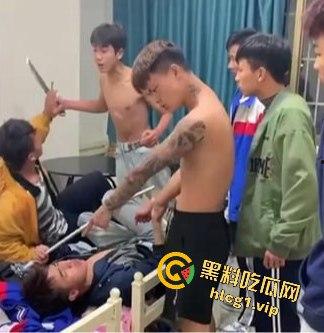 四川凉山纹身精神小伙持酒瓶钢管狠揍同学，血腥场面吓坏网友！  第6张