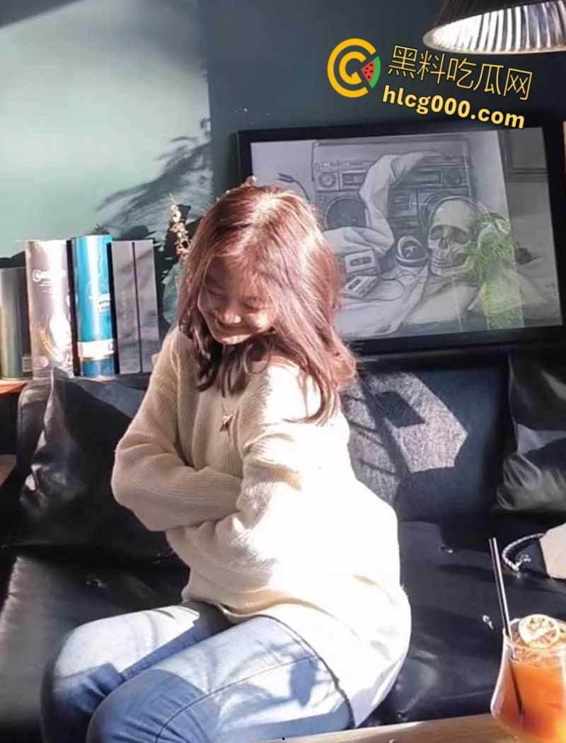 天津大学骚母狗【沈鑫怡】，背着男友在网上撩骚，清纯美女寝室蕾丝淫荡扣逼，男友发现后曝光裸聊视频！  第1张