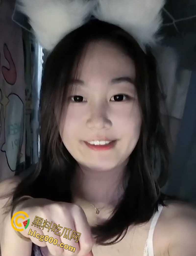 天津大学骚母狗【沈鑫怡】，背着男友在网上撩骚，清纯美女寝室蕾丝淫荡扣逼，男友发现后曝光裸聊视频！  第2张