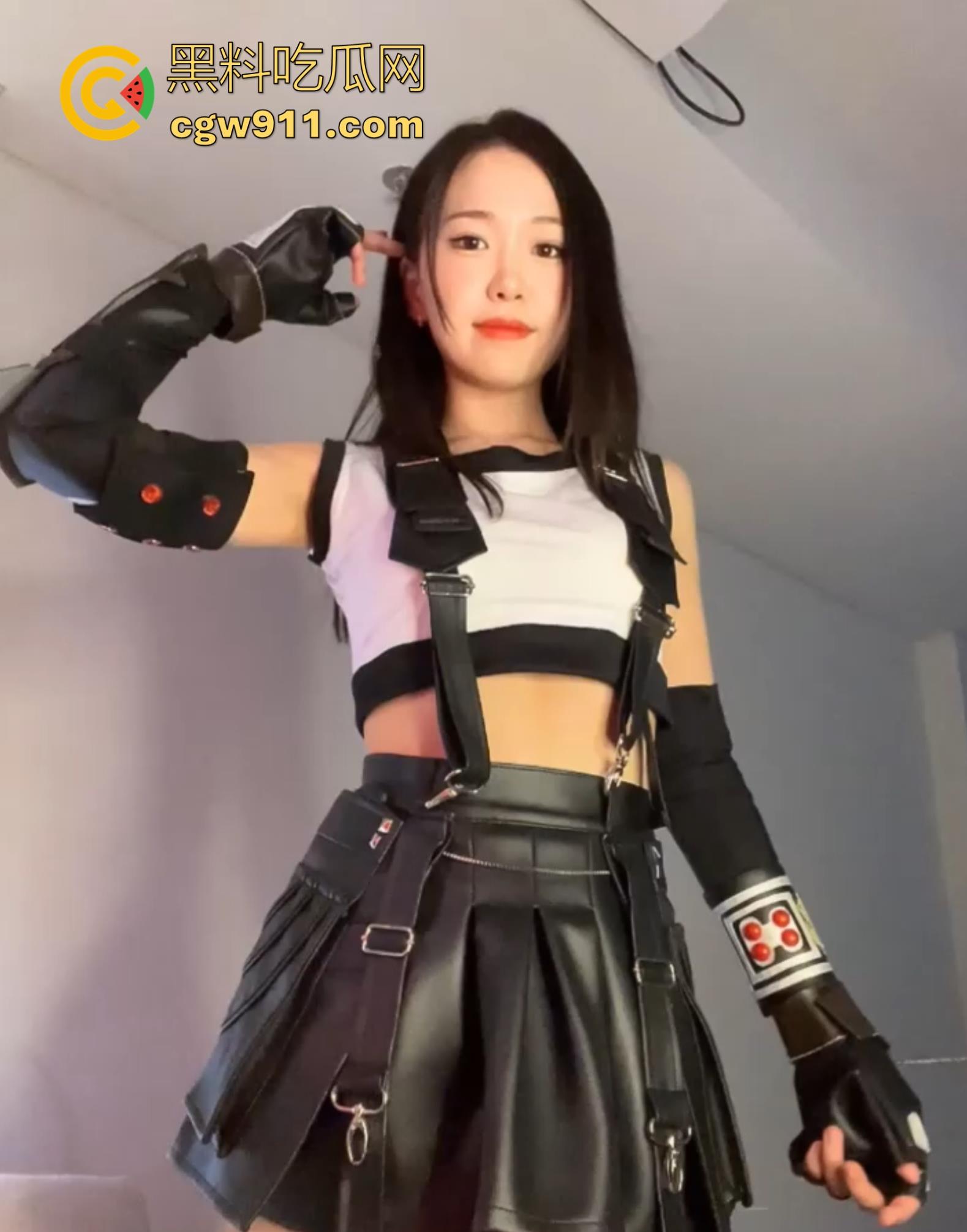 OnlyFans绝美女神【meriolchan】最新定制私拍火爆流出！Cosplay蒂法展示蜜臀玉乳，香艳胴体散发妩媚淫光！  第1张