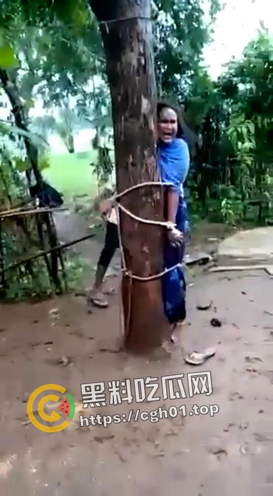 印度女人爱上穆斯林 被村里屌丝挂到树上抽成陀螺 哭得再惨也没用  第1张