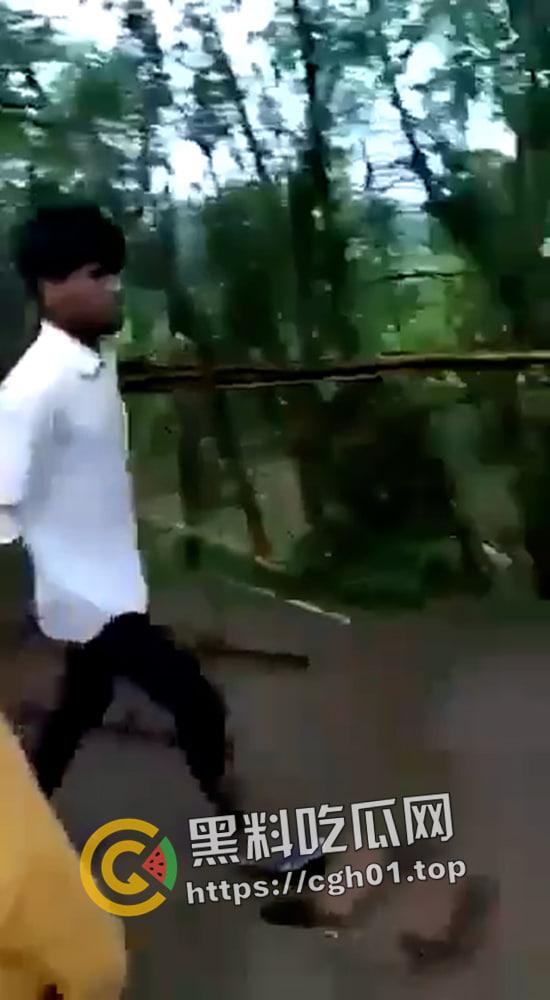 印度女人爱上穆斯林 被村里屌丝挂到树上抽成陀螺 哭得再惨也没用  第2张