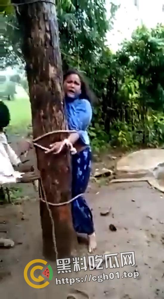印度女人爱上穆斯林 被村里屌丝挂到树上抽成陀螺 哭得再惨也没用  第3张