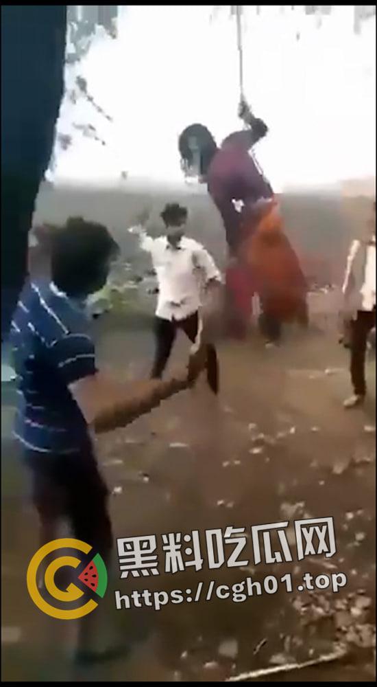 印度女人爱上穆斯林 被村里屌丝挂到树上抽成陀螺 哭得再惨也没用  第4张