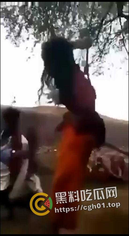 印度女人爱上穆斯林 被村里屌丝挂到树上抽成陀螺 哭得再惨也没用  第5张