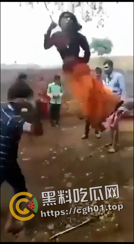 印度女人爱上穆斯林 被村里屌丝挂到树上抽成陀螺 哭得再惨也没用  第6张