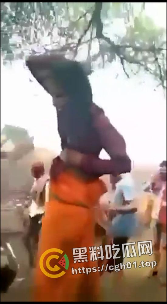 印度女人爱上穆斯林 被村里屌丝挂到树上抽成陀螺 哭得再惨也没用  第7张