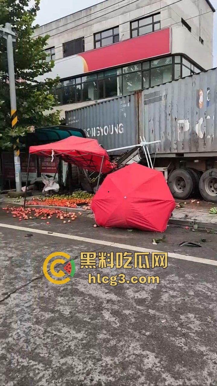 大连普兰店 大货车制动系统失控 刹车失灵 连撞数车 致一名女大学生死亡 对象发文感慨 3人受伤！  第5张