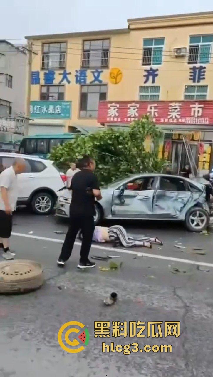 大连普兰店 大货车制动系统失控 刹车失灵 连撞数车 致一名女大学生死亡 对象发文感慨 3人受伤！  第8张