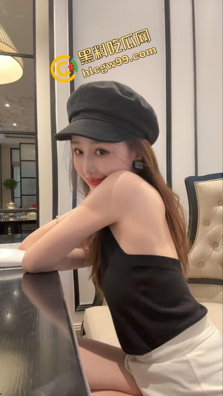 重口调教！成都骚鸡『于雯』喊闺蜜整活上演拉屎吃屎，2公狗躺地仙女蹲姿拉屎进嘴！独家曝光流出！  第1张