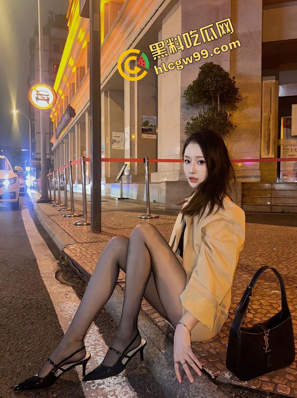 重口调教！成都骚鸡『于雯』喊闺蜜整活上演拉屎吃屎，2公狗躺地仙女蹲姿拉屎进嘴！独家曝光流出！  第2张