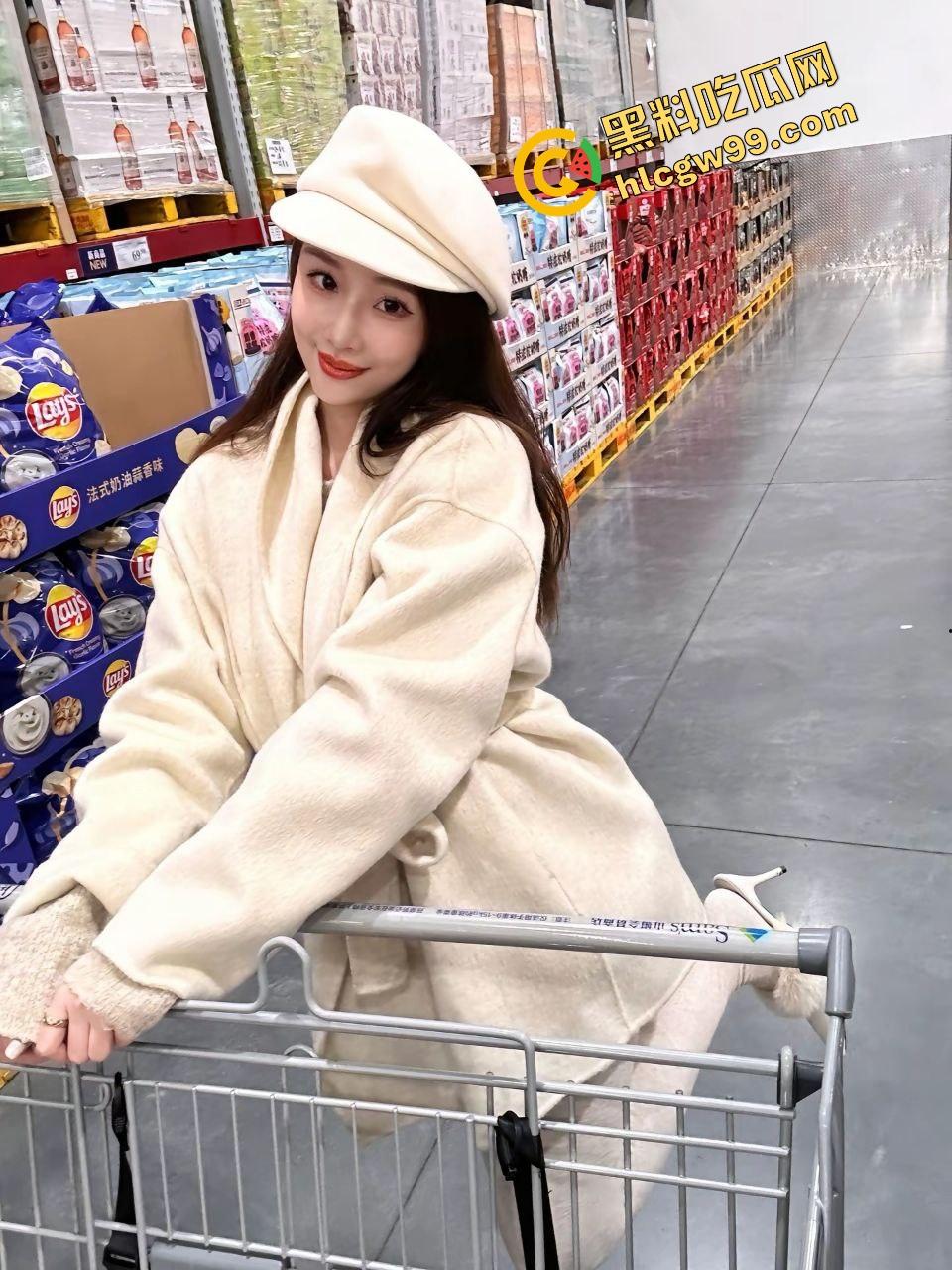 重口调教！成都骚鸡『于雯』喊闺蜜整活上演拉屎吃屎，2公狗躺地仙女蹲姿拉屎进嘴！独家曝光流出！  第3张