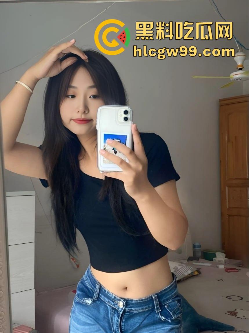 四川师范大学高颜值学妹【周晓昭】 被土豪包养成金丝雀，3P也来者不拒，镜子前跪地口交真是太骚了！  第1张