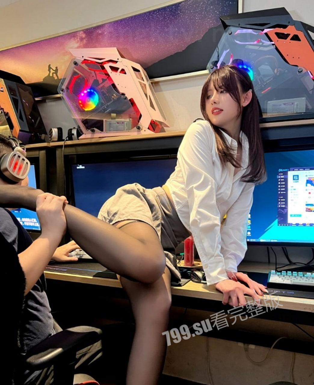 秀人顶流 - 阿朱老师  网吧露出 高清写真 顶级诱惑 第12张