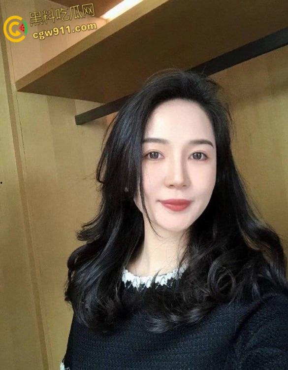 趁妹妹不在家，大姨子穿真空旗袍勾引妹夫，厕所主动跪地口交，镜前后入无套，骑乘内射骚穴 ！  第1张