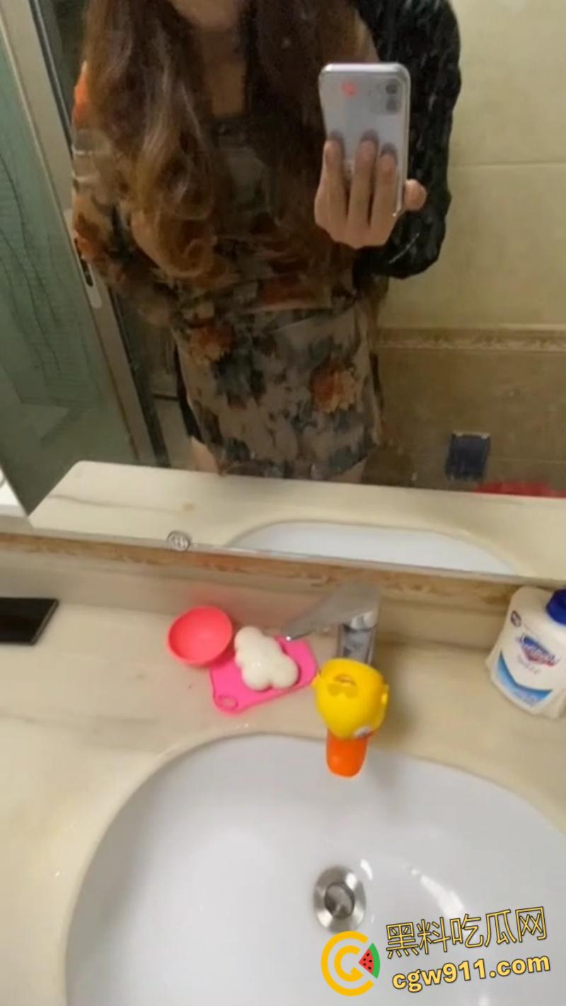 趁妹妹不在家，大姨子穿真空旗袍勾引妹夫，厕所主动跪地口交，镜前后入无套，骑乘内射骚穴 ！  第4张