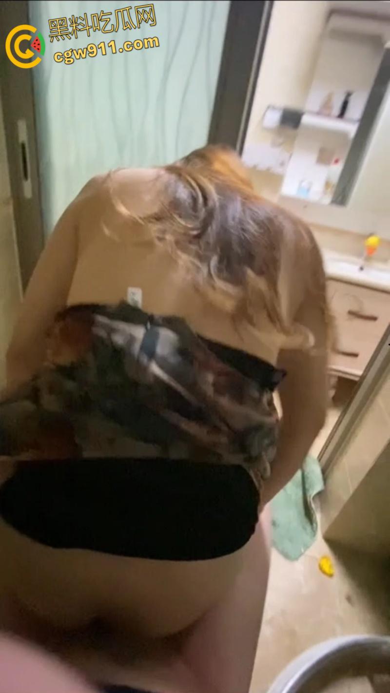 趁妹妹不在家，大姨子穿真空旗袍勾引妹夫，厕所主动跪地口交，镜前后入无套，骑乘内射骚穴 ！  第8张