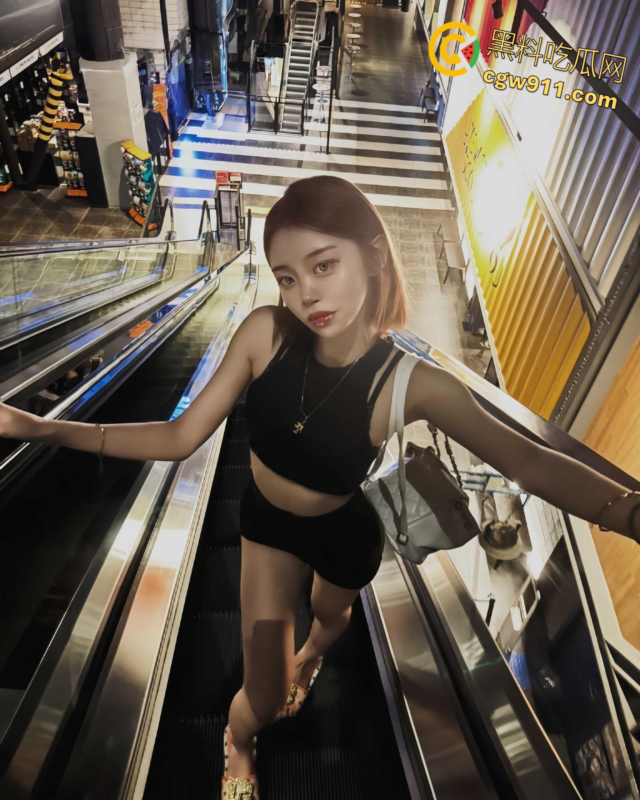 江浙沪假名媛大学生，骚母狗勾搭富二代失败被嘲笑，温泉酒店全裸泳装自拍，扒开珍珠丁字裤骑乘自慰！  第3张