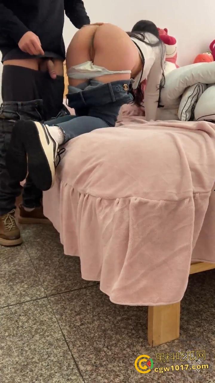 让姐姐插着跳蛋打扫卫生，饥渴奶奶的的姐姐，捏着奶子还喊着爸爸操我，按住头疯狂口交，后入内射小嫩穴！  第7张