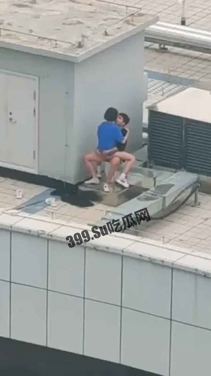 小情侣寻刺激跑天台啪啪 热心肠大哥帮忙记录并附上激情解说  第1张