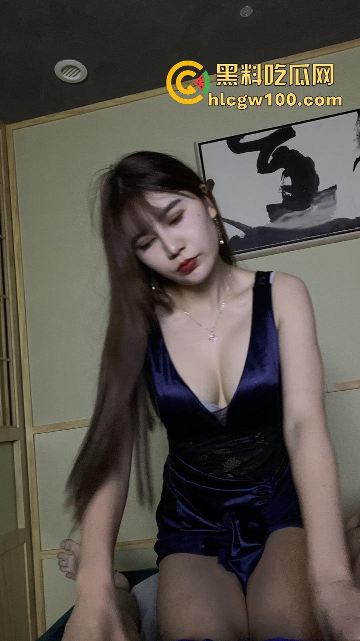 洗浴偷拍揭秘技师的放松套餐，技师手口并用 全套和半套的区别在于 半套挑逗停在棒上，全套直接脱裤吞到根！  第2张