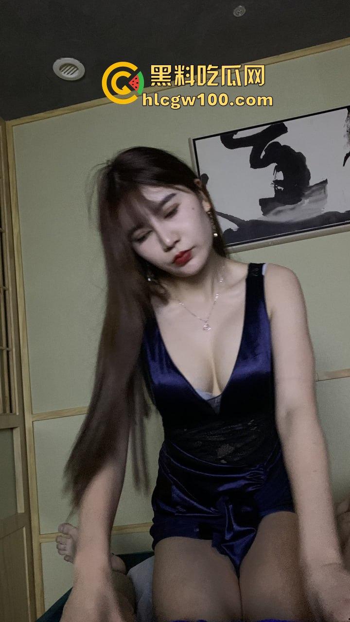 洗浴偷拍揭秘技师的放松套餐，技师手口并用 全套和半套的区别在于 半套挑逗停在棒上，全套直接脱裤吞到根！  第15张