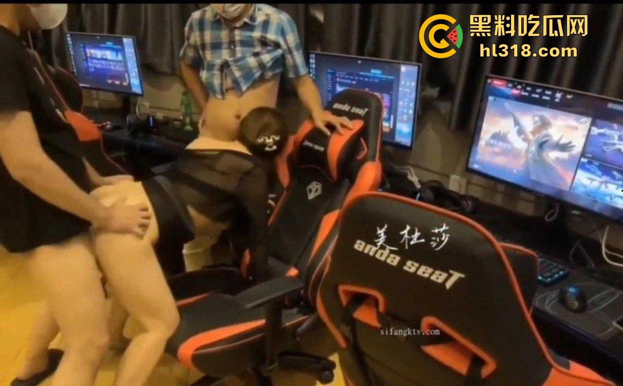 电竞美杜莎网咖露出，自慰勾引电竞人，排位瞬间挂机，跟队友双排3P，现场帮她止痒！  第5张