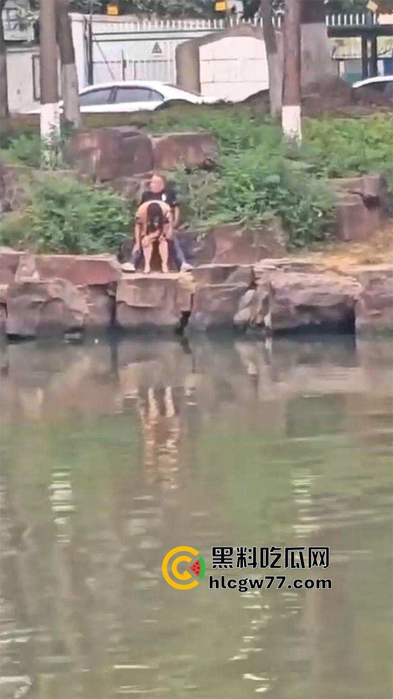 小河边老头乐 当街拉客户直接野战 这么操真方便啊 连卫生纸都省了  第1张