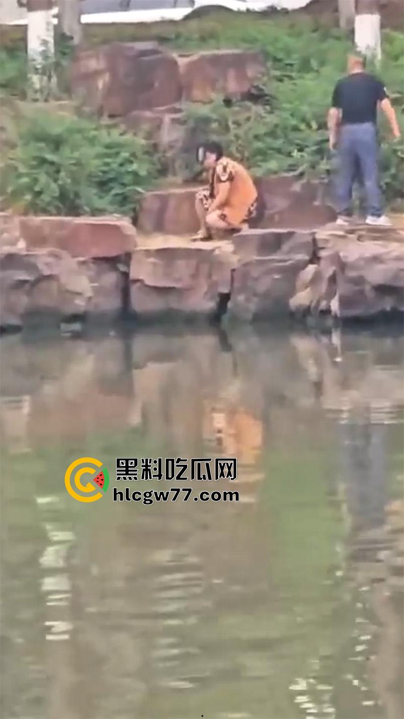 小河边老头乐 当街拉客户直接野战 这么操真方便啊 连卫生纸都省了  第2张