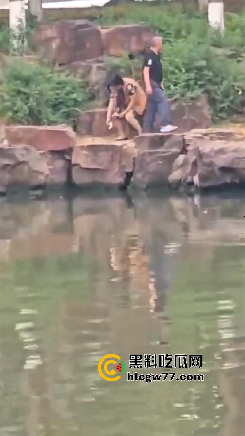 小河边老头乐 当街拉客户直接野战 这么操真方便啊 连卫生纸都省了  第3张