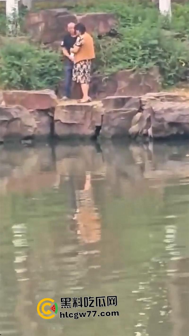 小河边老头乐 当街拉客户直接野战 这么操真方便啊 连卫生纸都省了  第4张