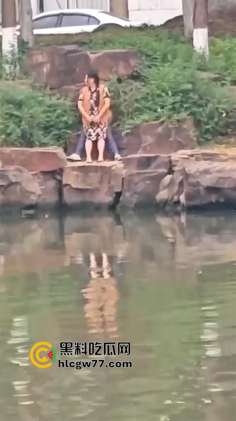 小河边老头乐 当街拉客户直接野战 这么操真方便啊 连卫生纸都省了  第6张