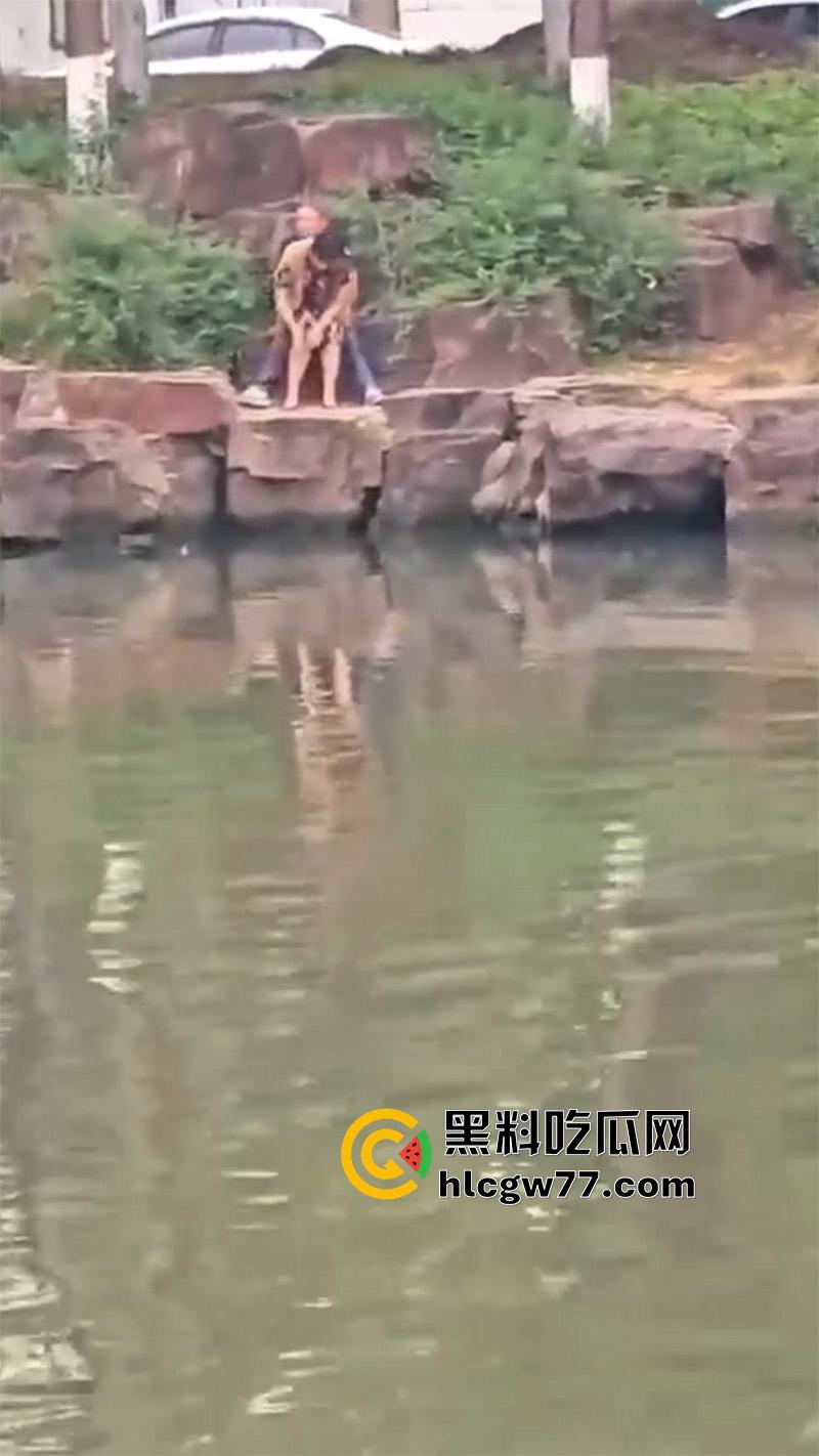 小河边老头乐 当街拉客户直接野战 这么操真方便啊 连卫生纸都省了  第8张