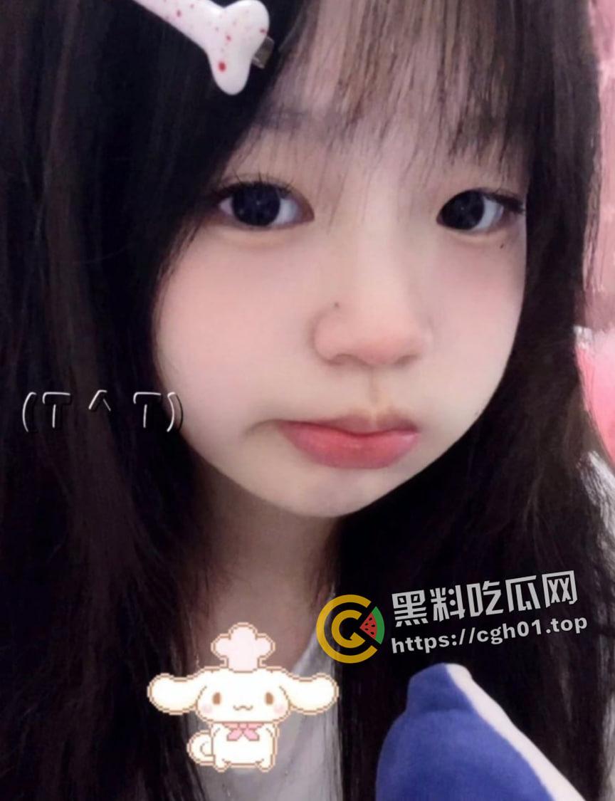 武汉大学大一萌妹给男友发私密视频被流出 肥嫩鲍鱼 粉里透红 揉一下水就喷出来  第1张