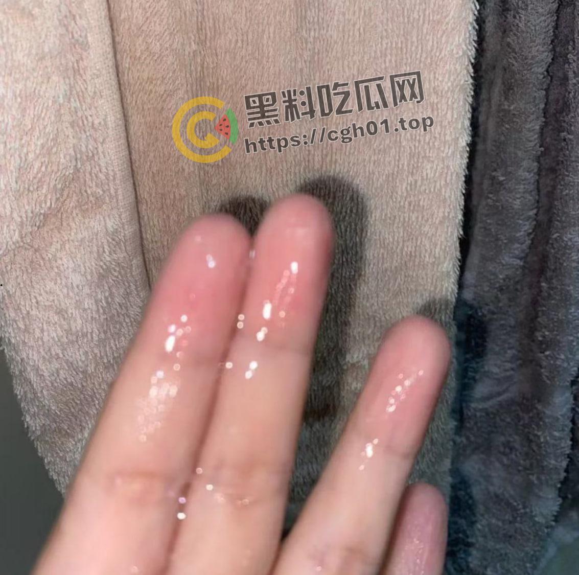 武汉大学大一萌妹给男友发私密视频被流出 肥嫩鲍鱼 粉里透红 揉一下水就喷出来  第4张