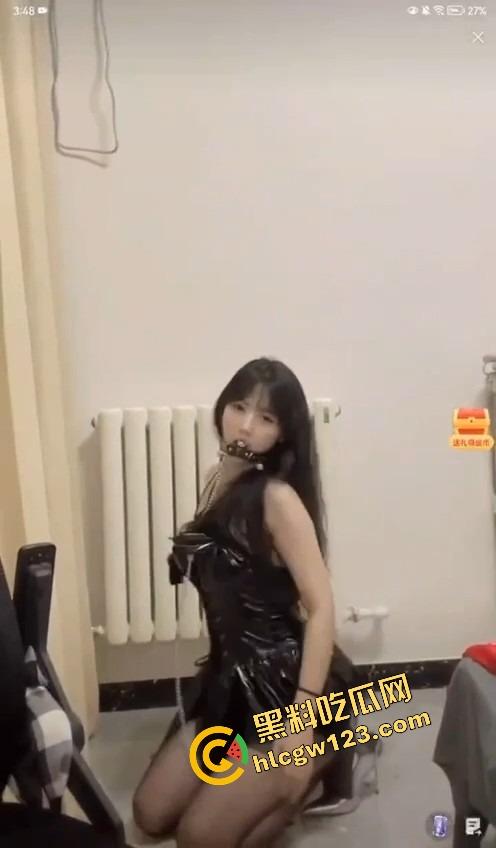 抖音主播『小苏苏』戴口球套狗链穿黑丝直播热舞，被举报下播，家人们刚硬，结果被狗逼毁了！  第11张