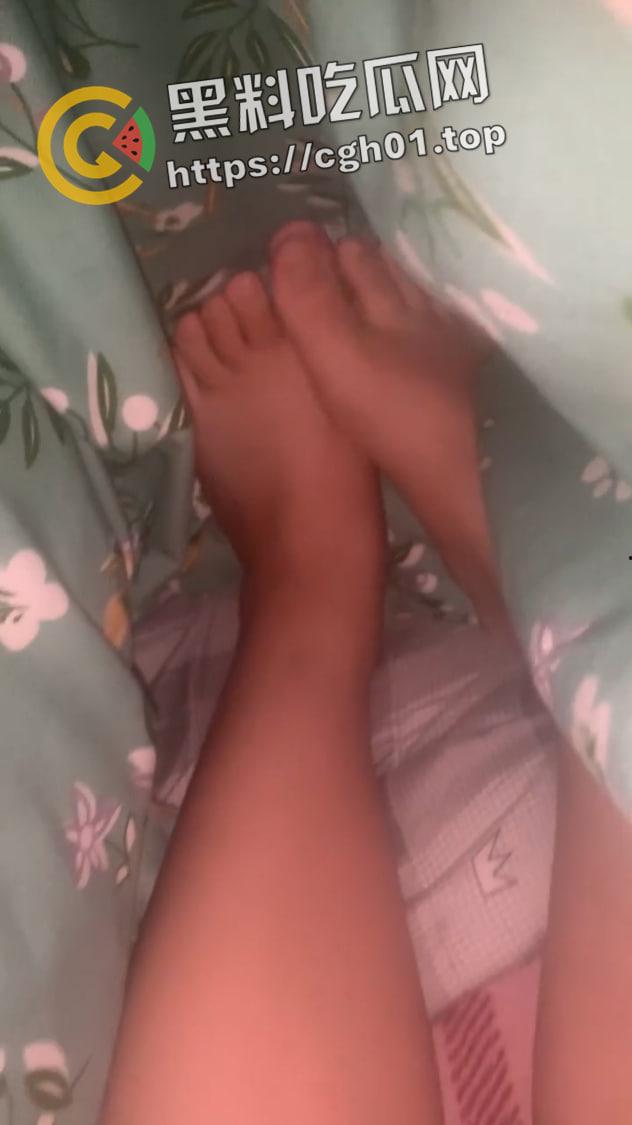 武汉大学大一萌妹给男友发私密视频被流出 肥嫩鲍鱼 粉里透红 揉一下水就喷出来  第7张