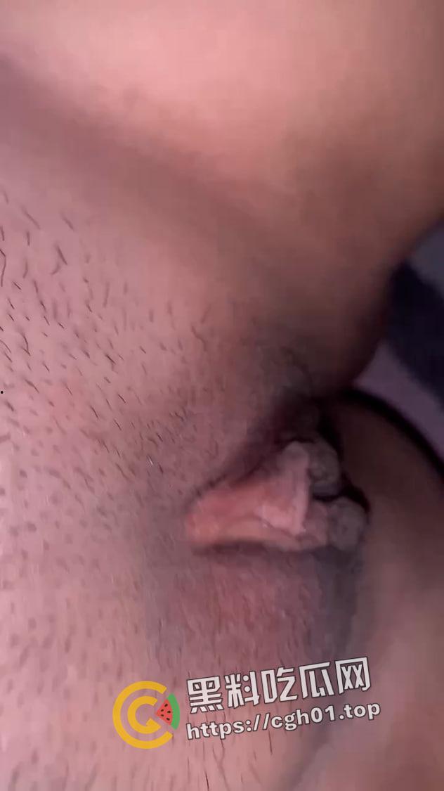 武汉大学大一萌妹给男友发私密视频被流出 肥嫩鲍鱼 粉里透红 揉一下水就喷出来  第9张