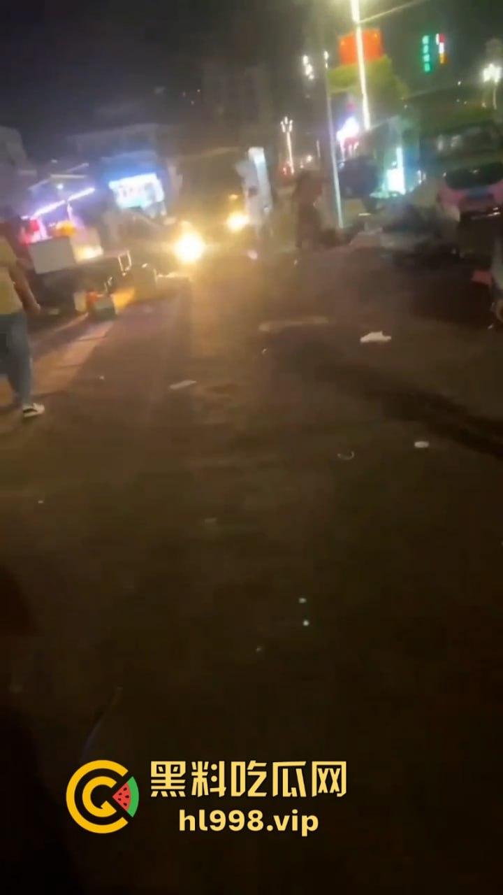 摆个摊你拼什么命啊？ 广东女老板为争摊位被男子当街砍杀  视频曝光血腥砍头过程 第3张