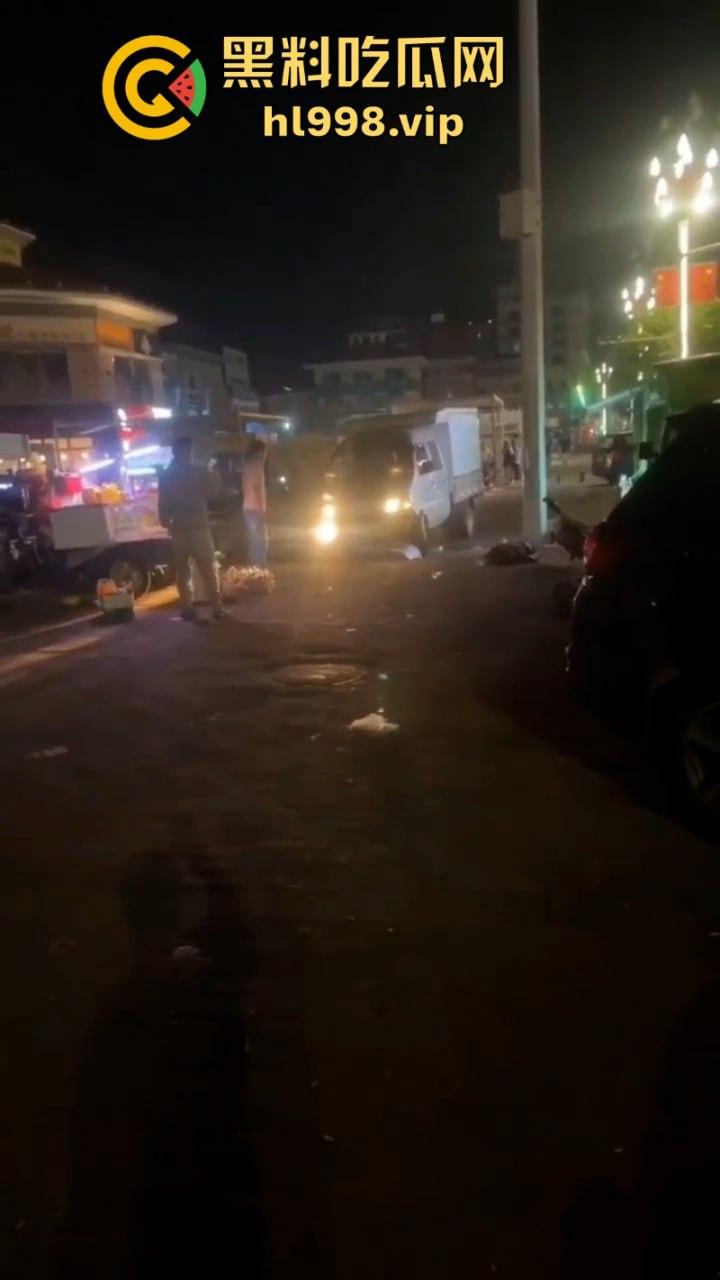 摆个摊你拼什么命啊？ 广东女老板为争摊位被男子当街砍杀  视频曝光血腥砍头过程 第4张