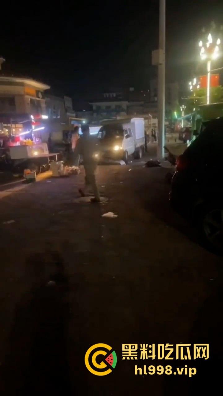 摆个摊你拼什么命啊？ 广东女老板为争摊位被男子当街砍杀  视频曝光血腥砍头过程 第7张