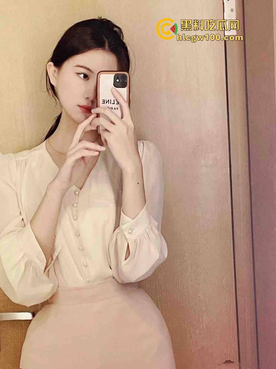 西安极品人妻【吴若曦】绿帽癖老公求单男3P，翘臀人妻百人斩目标，老婆被日老公撸到爽，骚到丧心病狂！  第1张