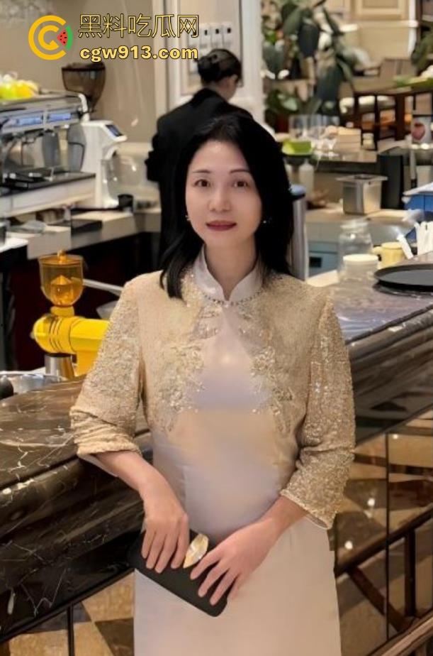 海角乱伦，骚妈穿开档情趣内裤窗边被暴操，大胆露出任由邻居欣赏骚姿媚态，刺激内射！  第1张