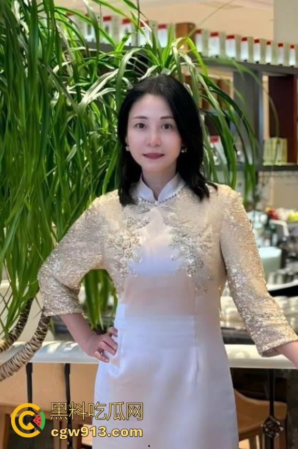 海角乱伦，骚妈穿开档情趣内裤窗边被暴操，大胆露出任由邻居欣赏骚姿媚态，刺激内射！  第2张