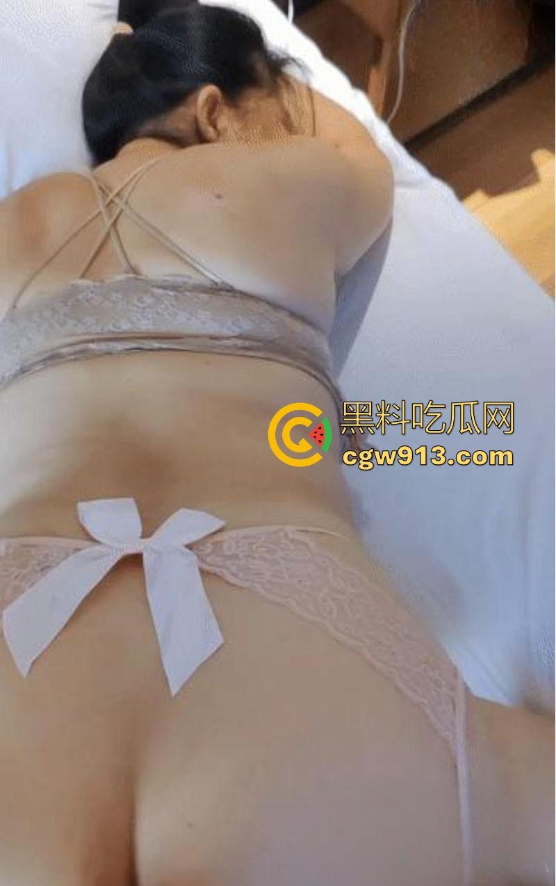 海角乱伦，骚妈穿开档情趣内裤窗边被暴操，大胆露出任由邻居欣赏骚姿媚态，刺激内射！  第5张