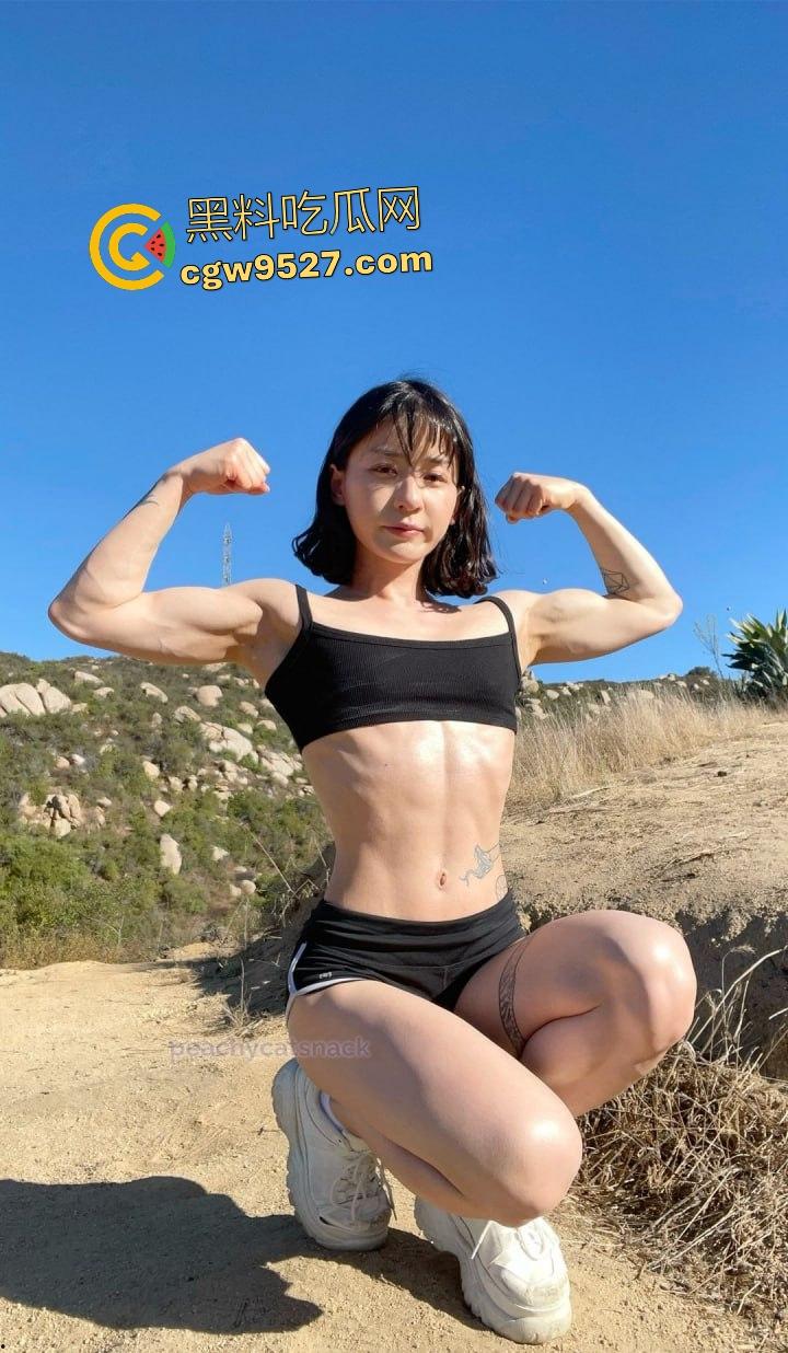 OnlyFans健身博主【Peachycatsnack】户外裸露秀逼！巨豆逼练有氧，回到家就震动棒突突按摩放松！  第1张