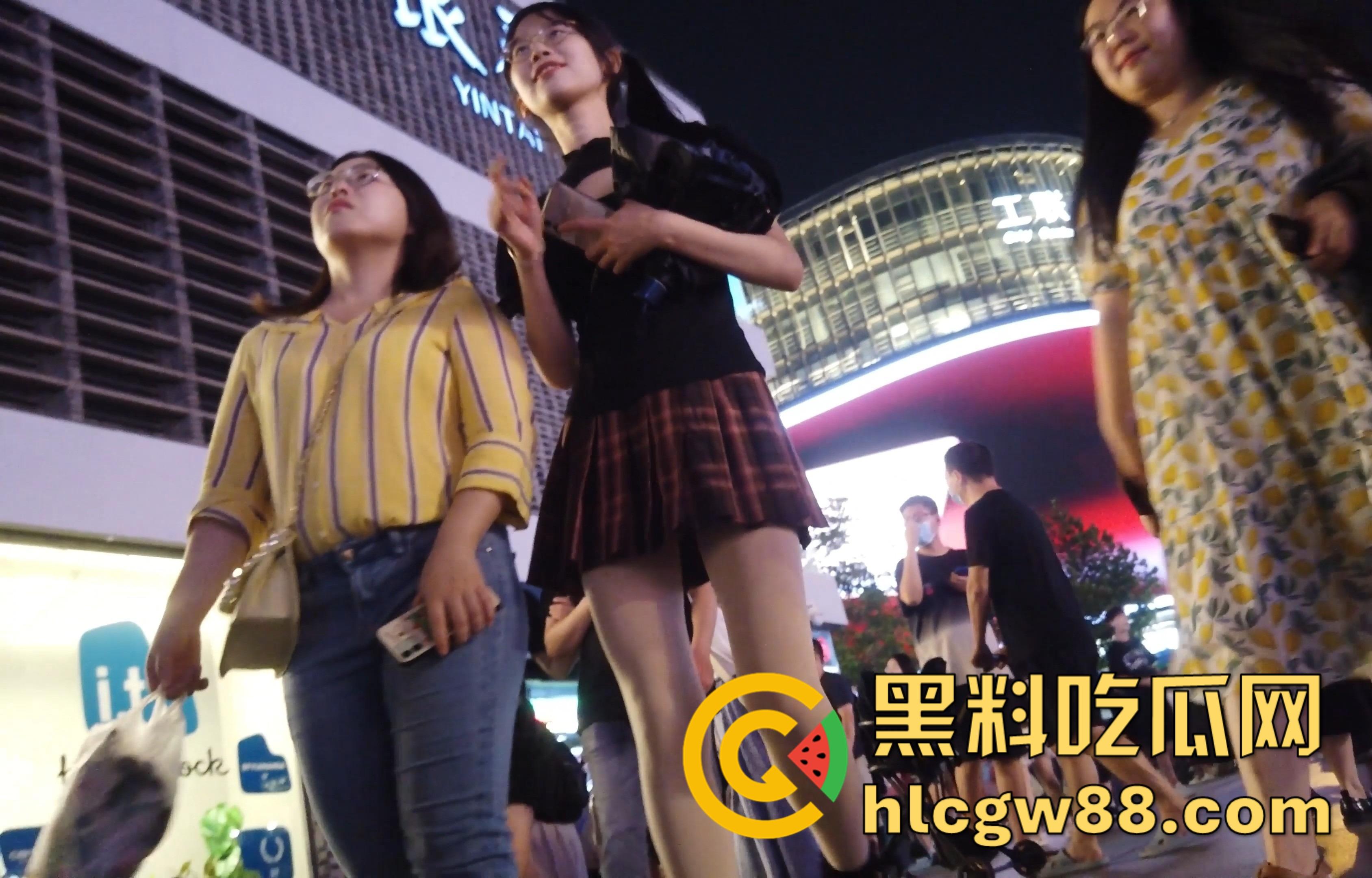 厕抄底大神商场偷拍，洛丽塔JK裙学妹，各种裙底风光，这丁字裤也太骚了，各种户型美穴应有尽有！  第1张